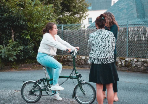 Habitante qui fait un essai de vélo pliable